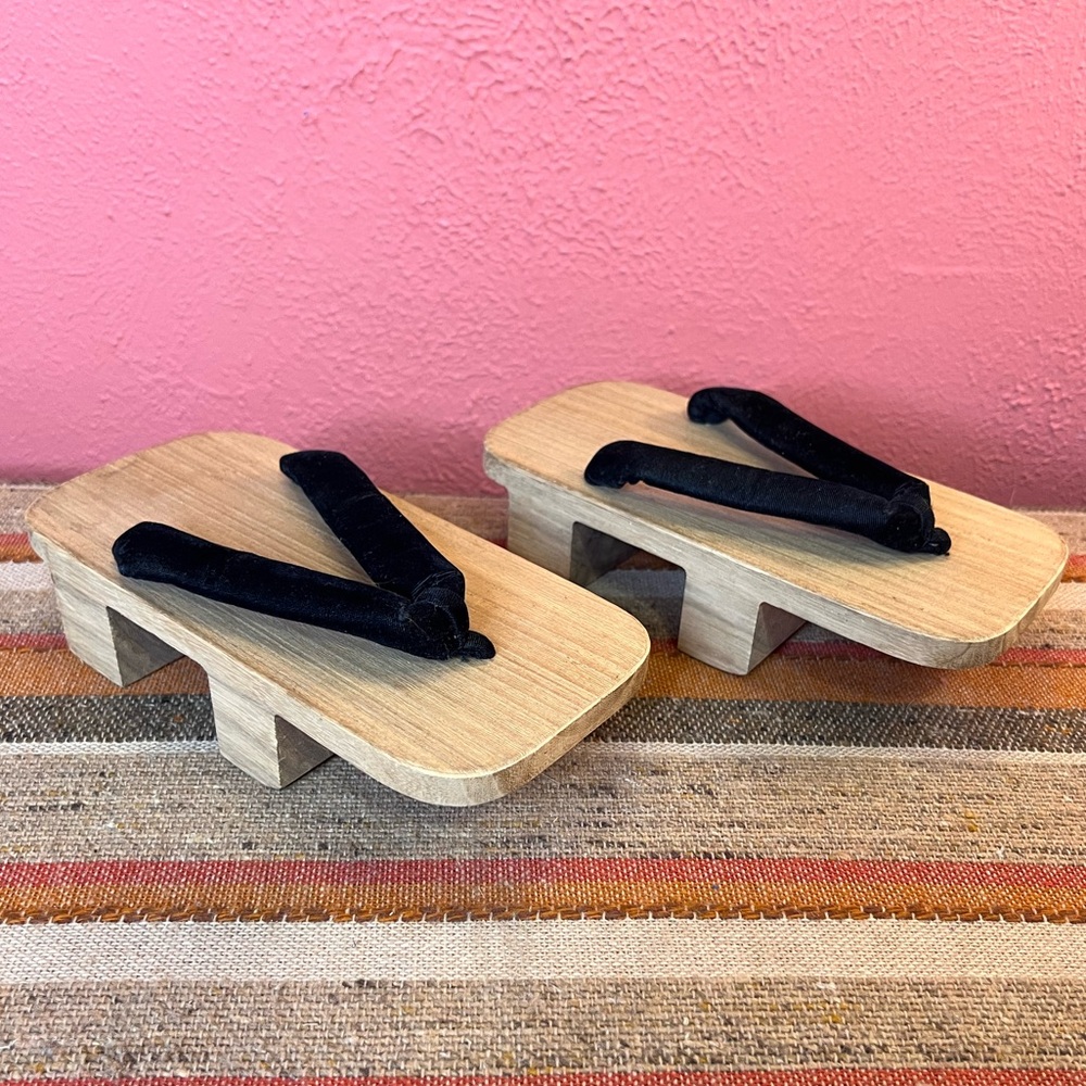 Traditional Wooden Geta Sandals with Black Straps